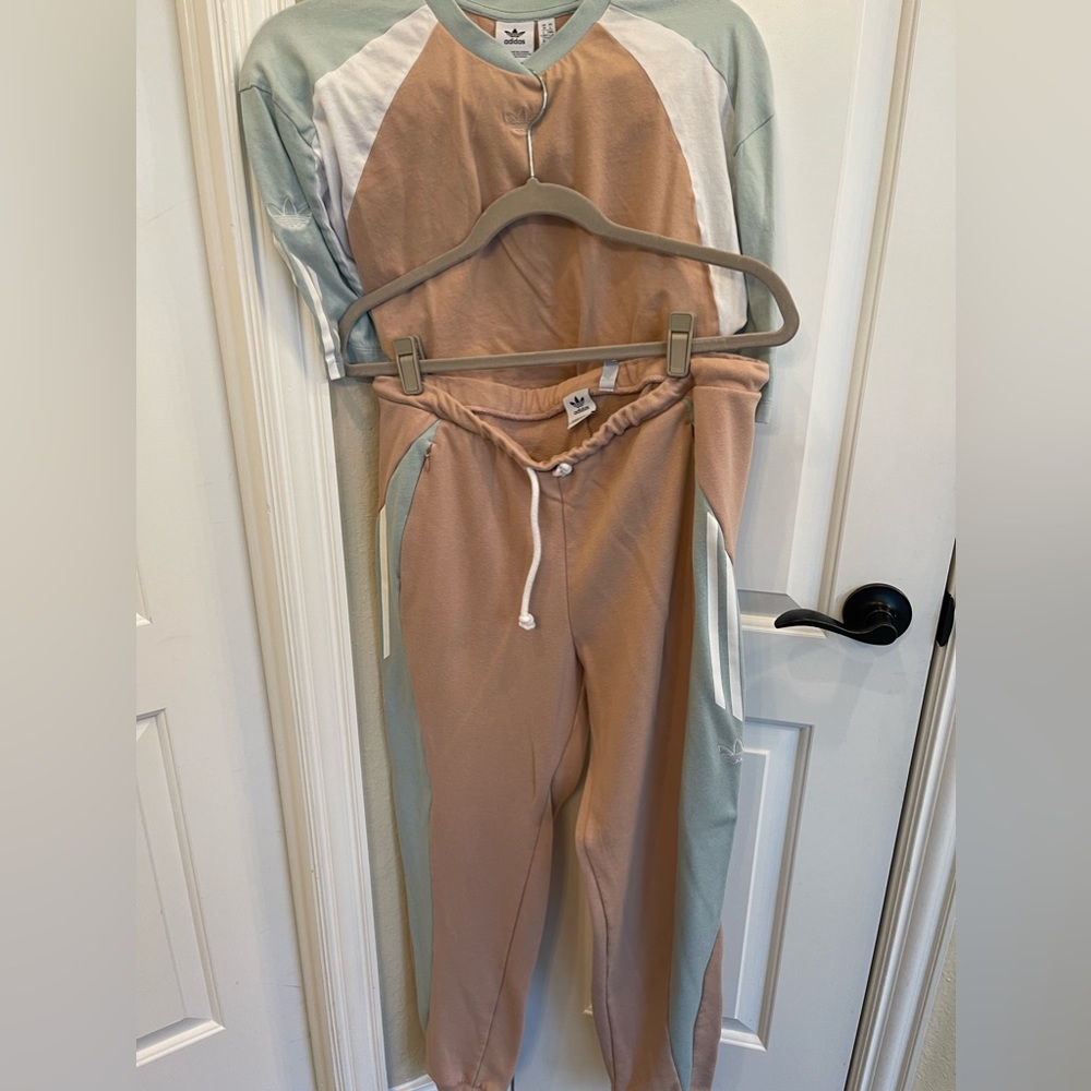 Adidas 2 piece ladies sweat pants and crop top size large in beige, grn &white